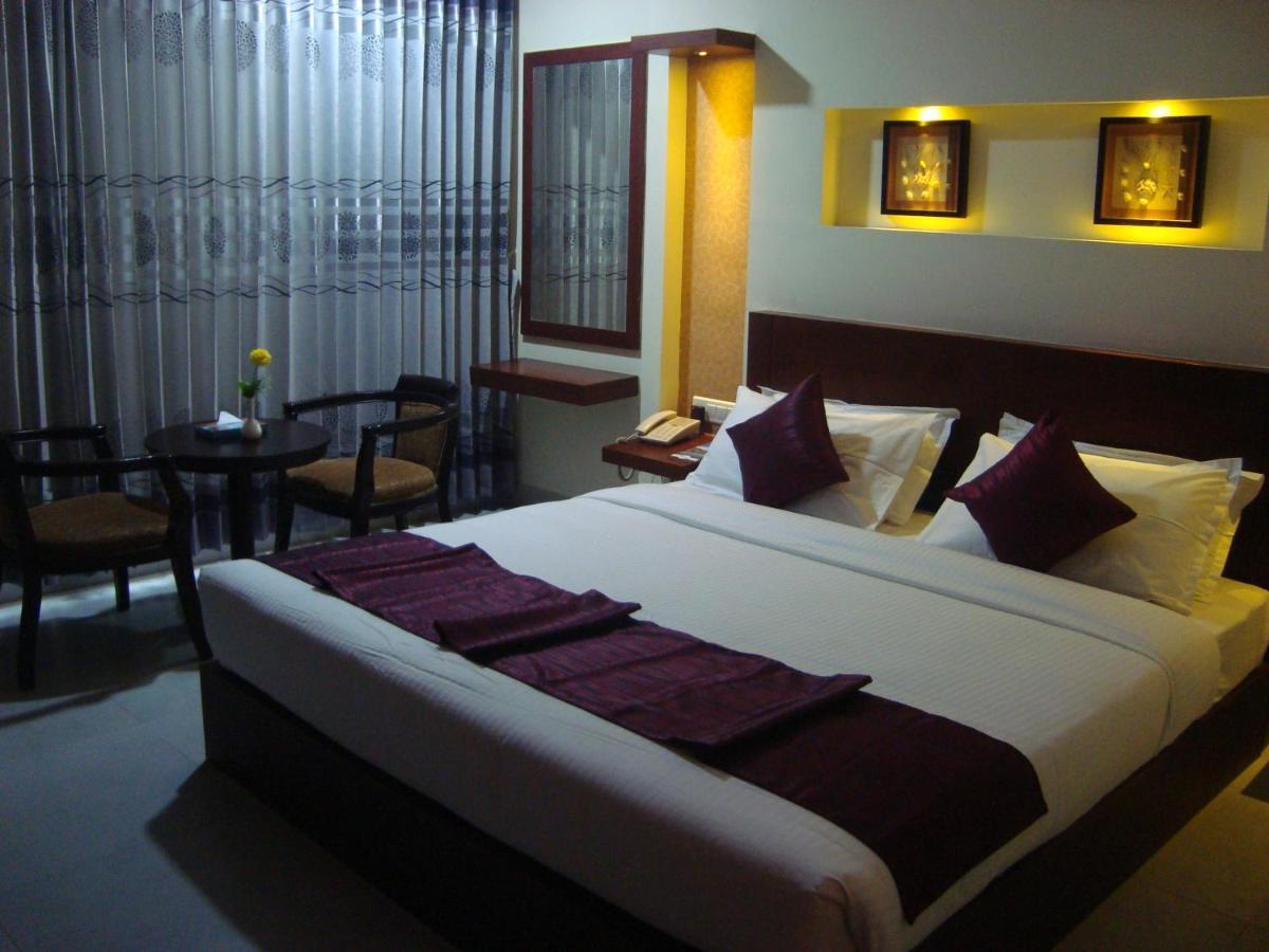 Rouba Residency Hotel Ponnāni Kültér fotó