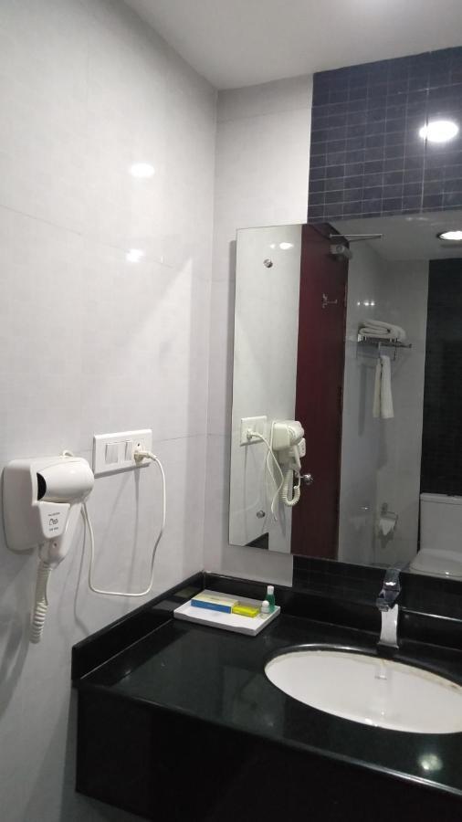Rouba Residency Hotel Ponnāni Kültér fotó