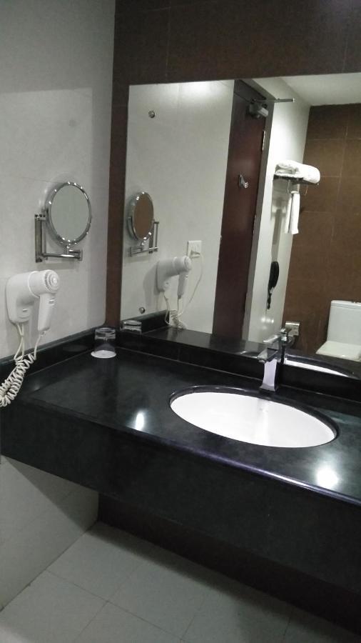 Rouba Residency Hotel Ponnāni Kültér fotó